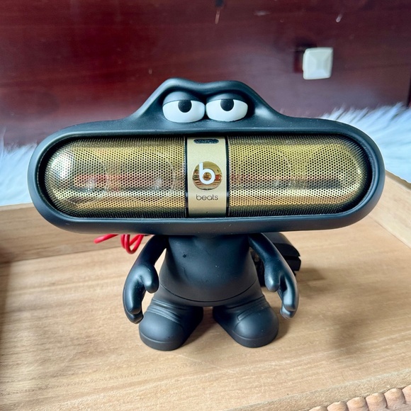 Beats by Dre Pill 2.0 Bluetooth Speaker Limited Edition & Black Character Stand - Picture 1 of 16